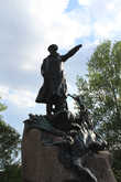 Памятник адмиралу Макарову на Якорной площади.