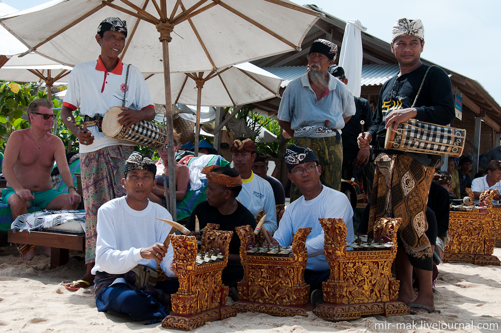 Также были и музыканты, играющие на традиционных балийских инструментах. Бали, Индонезия