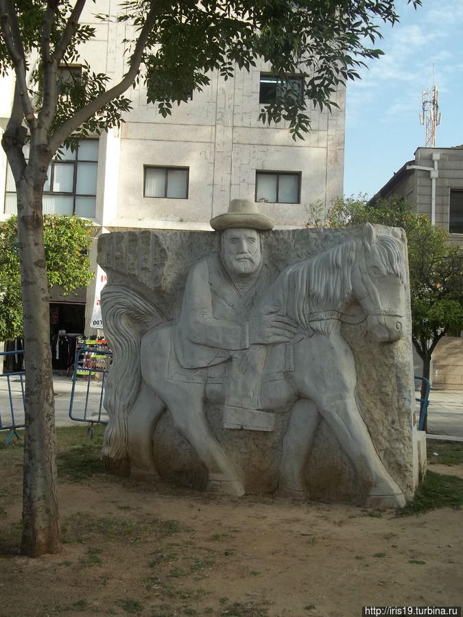 памятник на центральной площади — один из основателей города Петах-Тиква, Израиль