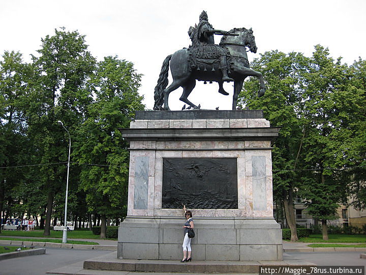 Памятник Петру у Михайловского замка. На постаменте тоже есть фрагмент. потерев который, станешь Памятник Петру у Михайловского замка. На постаменте тоже есть фрагмент. потерев который, станешь