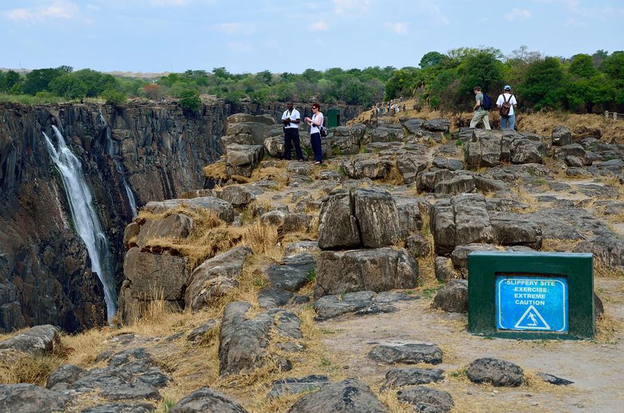 Здесь обзор водопада с зимбабвийской стороны заканчивается Виктория-Фоллс, Зимбабве