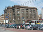 Здание на углу пл.Ленина и ул.Комсомола было построено в 1940 году для универмага. Арх. Я.Рубанчик, Н.Иоффе и др.