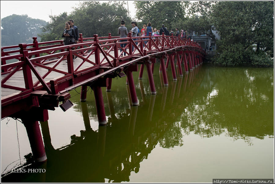 Возвращаемся по мосту с островка на большую ханойскую землю. Вода в озере и впрямь — зеленого цвета. Ханой, Вьетнам