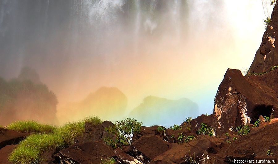 Радугу здесь можно встретить в самых неожиданных местах Игуасу национальный парк (Аргентина), Аргентина