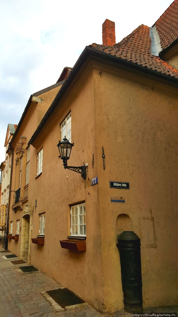Улочки в Старом городе узкие и преимущественно каменные. Рига, Латвия
