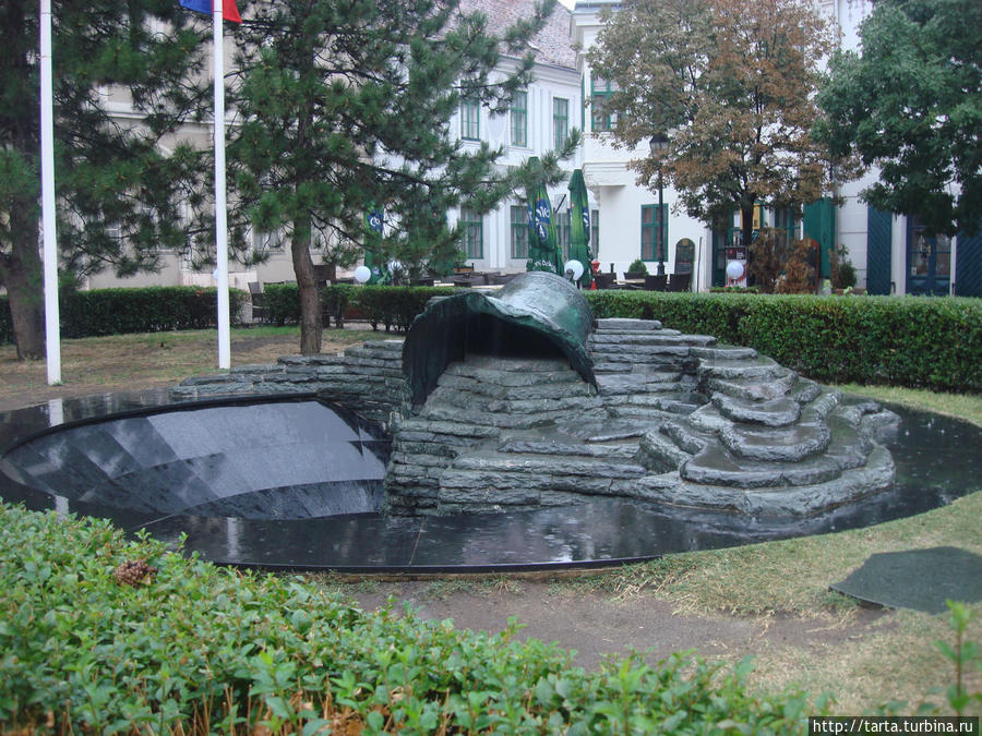 Монумент Расколотый колокол Секешфехервар, Венгрия