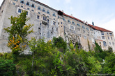 Замковый комплекс включает в себя около сорока зданий и дворцовых сооружений, сосредоточенных вокруг пяти замковых дворов, и 11-ти гектарного Замкового парка.

Крумловский замок является вторым по величине в Чехии, уступая только столичному Пражскому Граду.