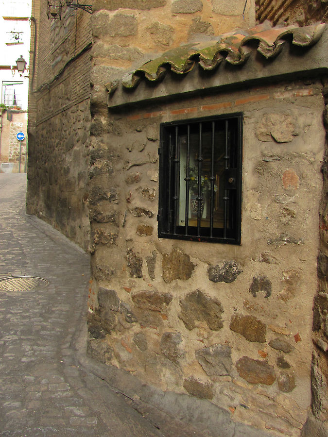 Толедо. Уличная часовня. Испания Толедо. Уличная часовня. Испания