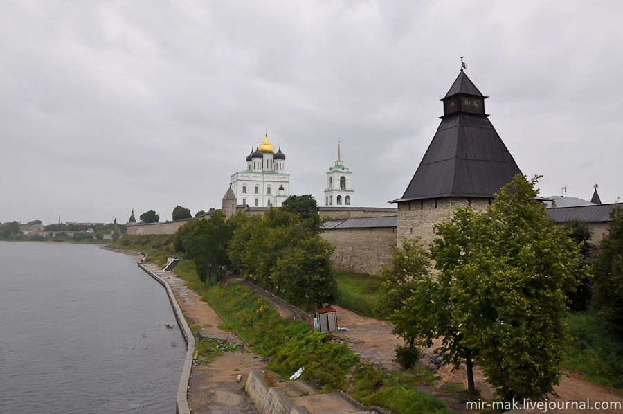 Кремль (первоначальное название до XIV века — детинец; другие синонимы — кром, город; укрепление) — принятое в настоящее время название городских укреплений в древней Руси; город, окруженный крепостной стеной с бойницами и башнями. Во многих городах были находящиеся за кремлевской стеной посады, для обороны которых нередко возводились дополнительные внешние укрепления; в таком случае кремлем называлась окруженная стенами центральная часть города. В Древней Руси городами назывались только те населенные пункты, в которых были построены подобные крепости. Википедия. Псков, Россия