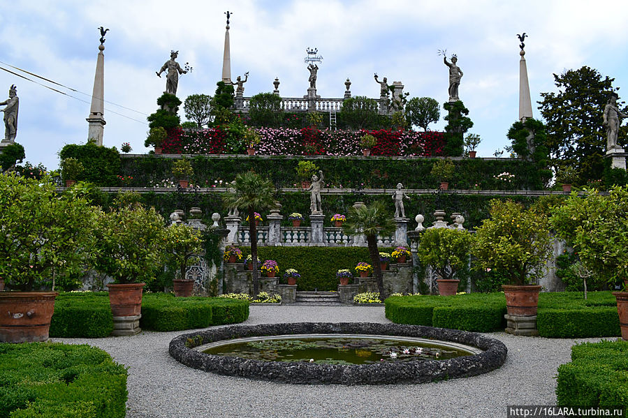 Платформа с 10 террасами, украшенная нишами, фонтанами, статуями нимф формирует уникальный Висячий сад. В саду растут экзотические растения. На вершине платформы, на высоте 34 метра, возвышается единорог, символ семьи Борромео. Остров Белла, Италия