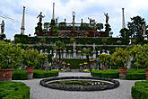 Платформа с 10 террасами, украшенная нишами, фонтанами, статуями нимф формирует уникальный Висячий сад. В саду растут экзотические растения. На вершине платформы, на высоте 34 метра, возвышается единорог, символ семьи Борромео.