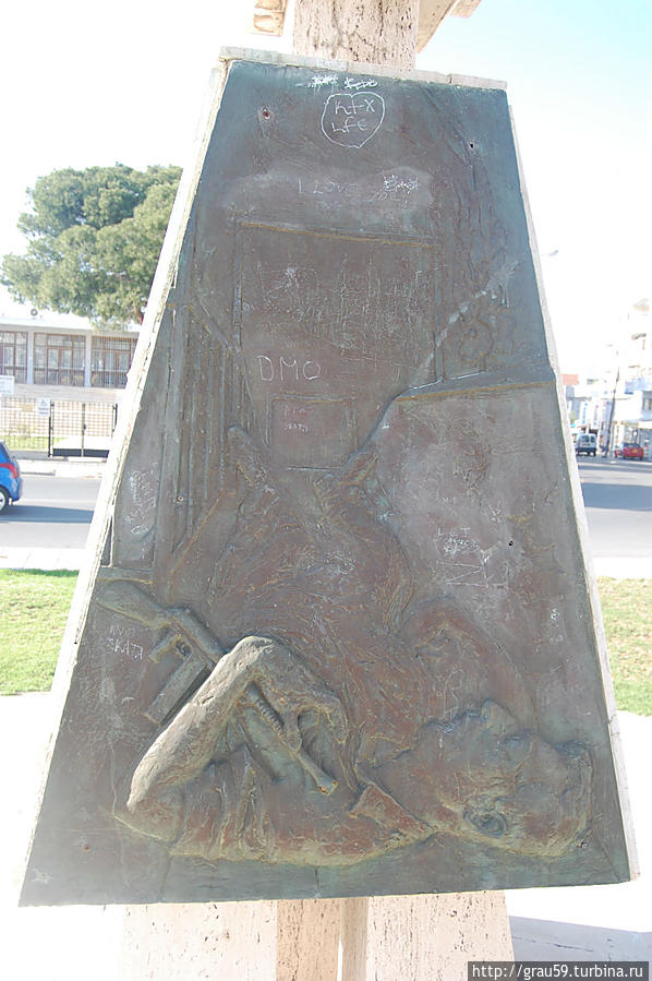 Памятник Михалакису Паридесу Ларнака, Кипр