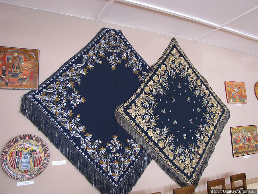 Панно с городецкой росписью в музее. Панно с городецкой росписью в музее.