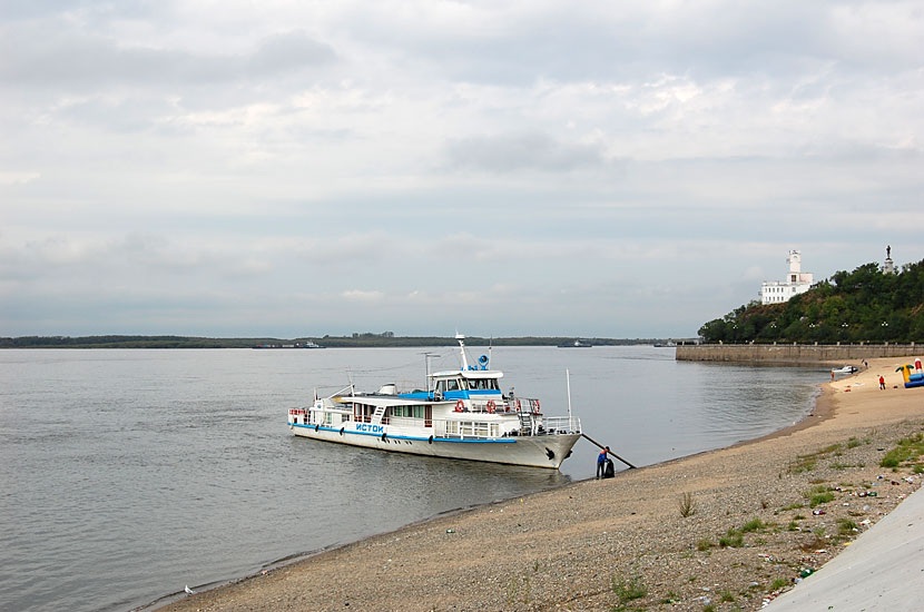 Прогулочный кораблик на берегу Амура Хабаровск, Россия