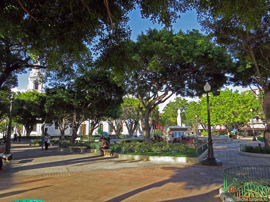 Plaza Las Delicias - две площади и муниципальный парк. 3 в 1
