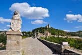 При входе посетителей встречает символ Болгарии — каменный лев с гербовым щитом, напоминая о героическом прошлом Болгарского царства.