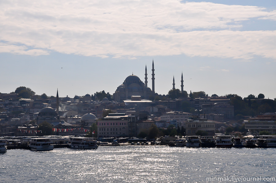 Отсюда открывается потрясающий вид на залив «Золотой Рог» и центральную часть Стамбула. Так что, приятного аппетита! Стамбул, Турция