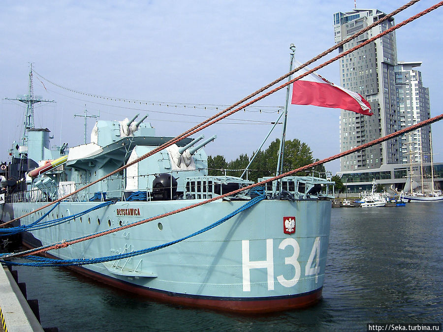 «Блыскавица». Здание на фото — это один из символов Гдыни — небоскреб  Sea Towers Гдыня, Польша