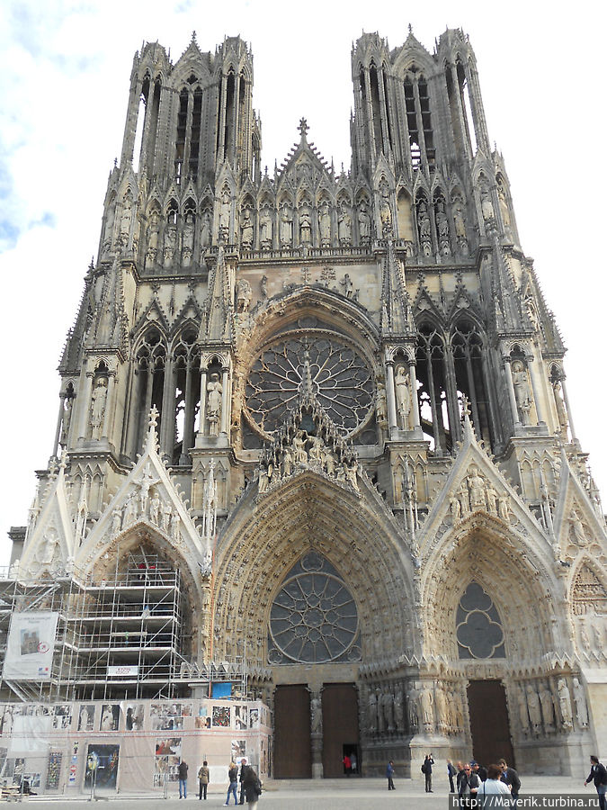 Нотр-Дам де Реймс.
Строительство нового собора началось в 817 году и проходило поэтапно. В 1210 году был уничтожен пожаром, но на следующий год вновь начал отстраиваться. Первый камень был заложен и освящён 6 мая 1211 года архиепископом Реймса Обри де Умбер. Согласно легенде накануне крещения благоуханное миро для помазания короля на царство принёс с небес голубь — посланец самого Господа. Это событие положило начало традиции коронования французских королей в Реймсе.Строительство собора было завершёно лишь в 1240 году. Окончательная отделка была завершена в 1311 году.
В июле 1429 года Карл VII получил здесь корону Франции, благодаря Жанне д'Арк. Нотр-Дам де Реймс.
Строительство нового собора началось в 817 году и проходило поэтапно. В 1210 году был уничтожен пожаром, но на следующий год вновь начал отстраиваться. Первый камень был заложен и освящён 6 мая 1211 года архиепископом Реймса Обри де Умбер. Согласно легенде накануне крещения благоуханное миро для помазания короля на царство принёс с небес голубь — посланец самого Господа. Это событие положило начало традиции коронования французских королей в Реймсе.Строительство собора было завершёно лишь в 1240 году. Окончательная отделка была завершена в 1311 году.
В июле 1429 года Карл VII получил здесь корону Франции, благодаря Жанне д'Арк.