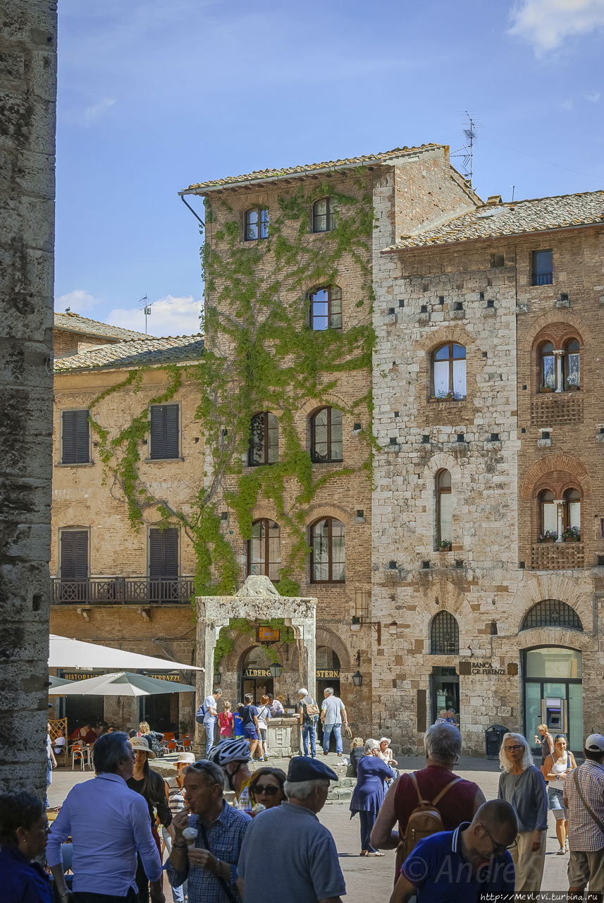 Город San Gimignano над долиной местного Кьянти Сан-Джиминьяно, Италия