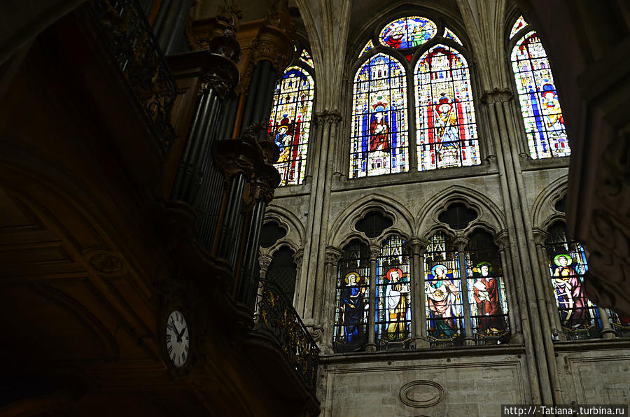 Орган, резьба на котором – дело рук мастера Фишона. Париж, Франция Орган, резьба на котором – дело рук мастера Фишона. Париж, Франция