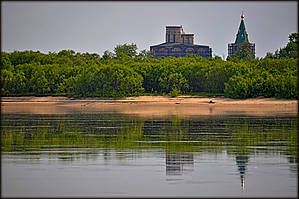Вид с парома на Холмогорскую церковь