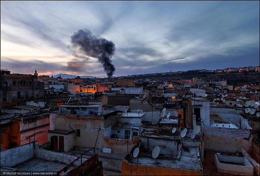 Дым из трубы жилого дома Фес, Марокко