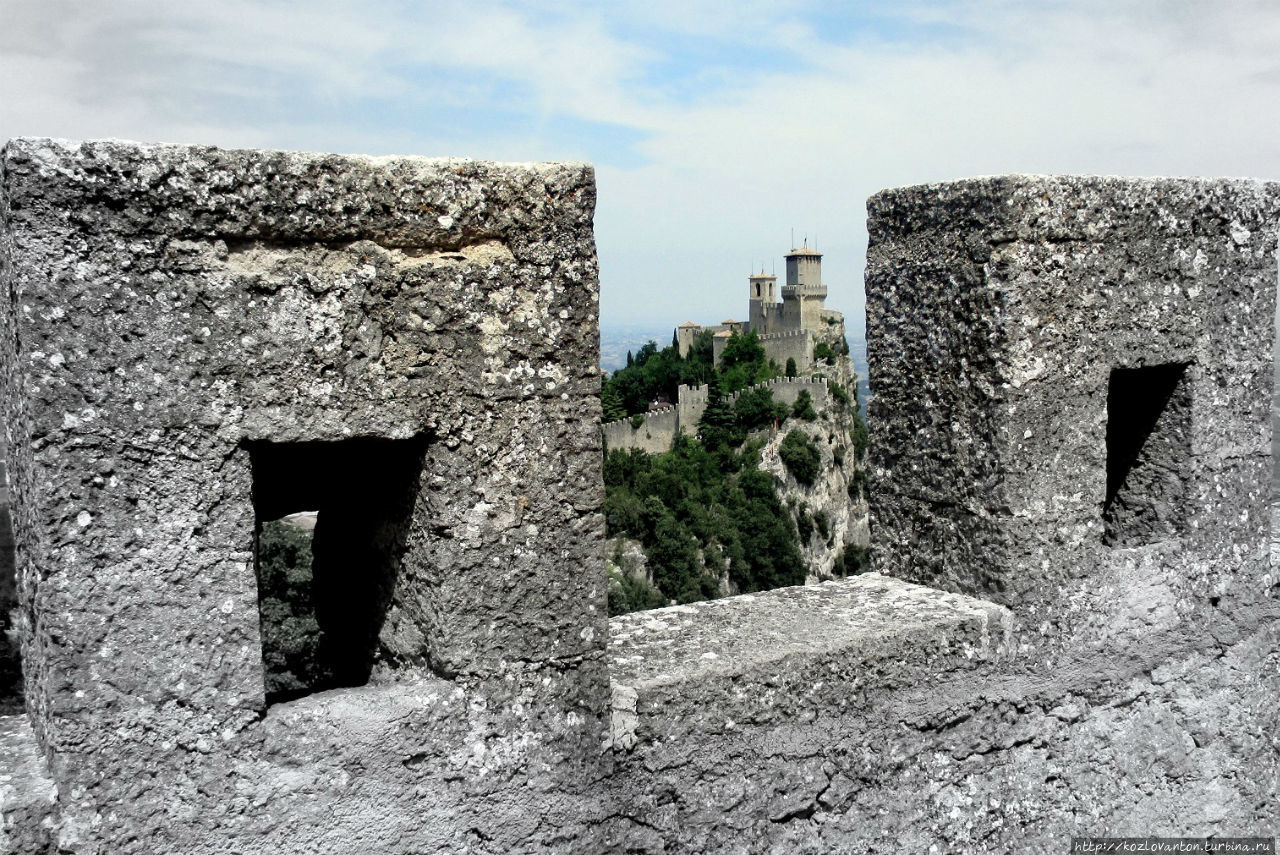 Черно-белый взгляд на три башни