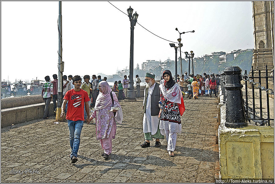 Здесь всегда многолюдно и можно увидеть весь срез индийского общества. От самых бедных — до самых богатых...
* Здесь всегда многолюдно и можно увидеть весь срез индийского общества. От самых бедных — до самых богатых...
*