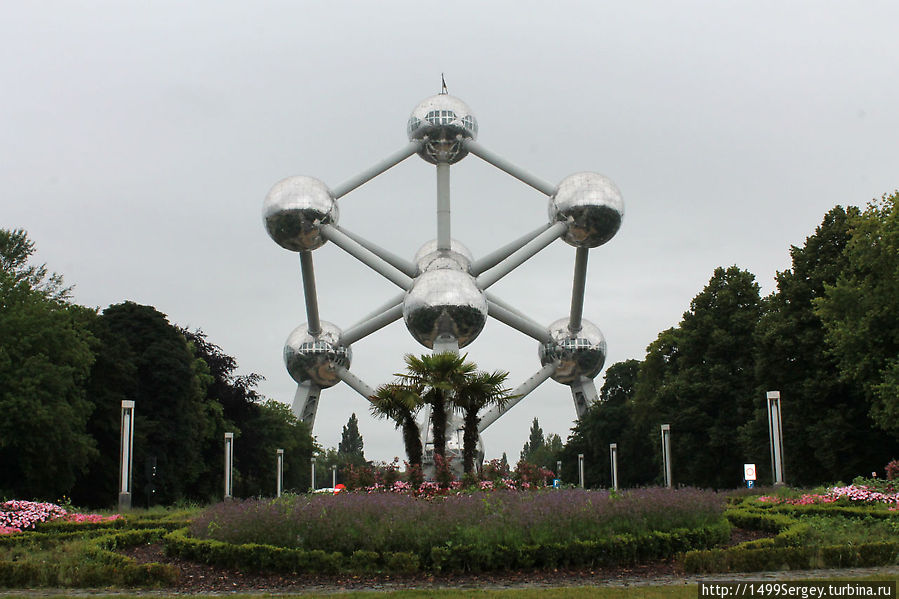 Атомиум, кролики и памятник мэру Брюсселя Брюссель, Бельгия