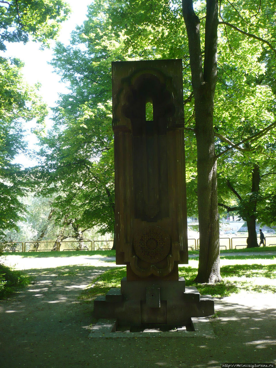 Монумент дружбы эстонского и армянского народов Тарту, Эстония