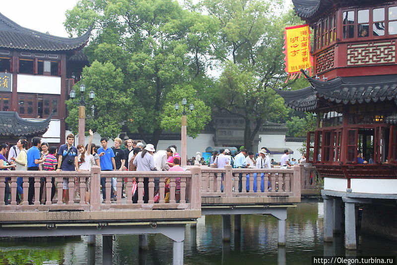 Все толпятся на мосту Девяти поворотов Шанхай, Китай