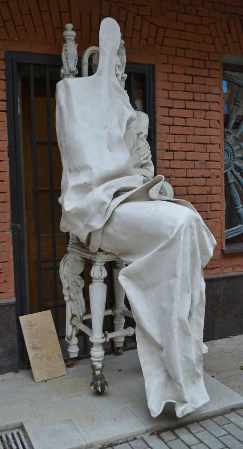 Эта скульптура мне очень понравилась и я долго бегала вокруг нее.....человек, сидящий на стуле...нечто, сидящее на человеке....тень, судьба, бремя? Москва, Россия