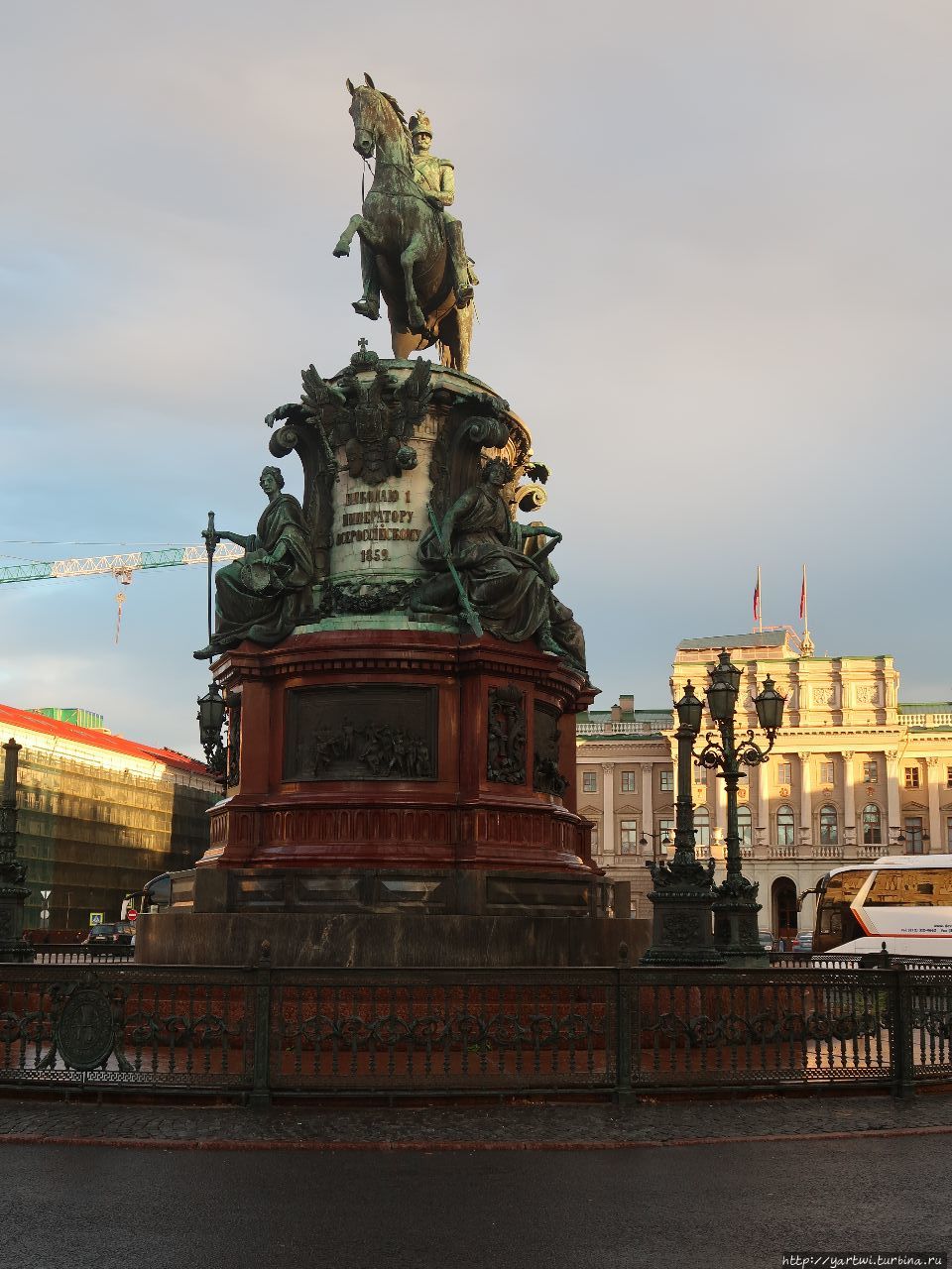 Памятник Николаю I у Синего моста реки Мойки и Исаакиевской площади. Санкт-Петербург, Россия