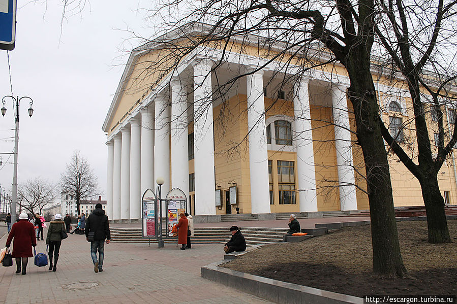 Современный театр Якуба Коласа как раз и возвышается на том месте, где когда-то был Верхний замок. Витебск, Беларусь