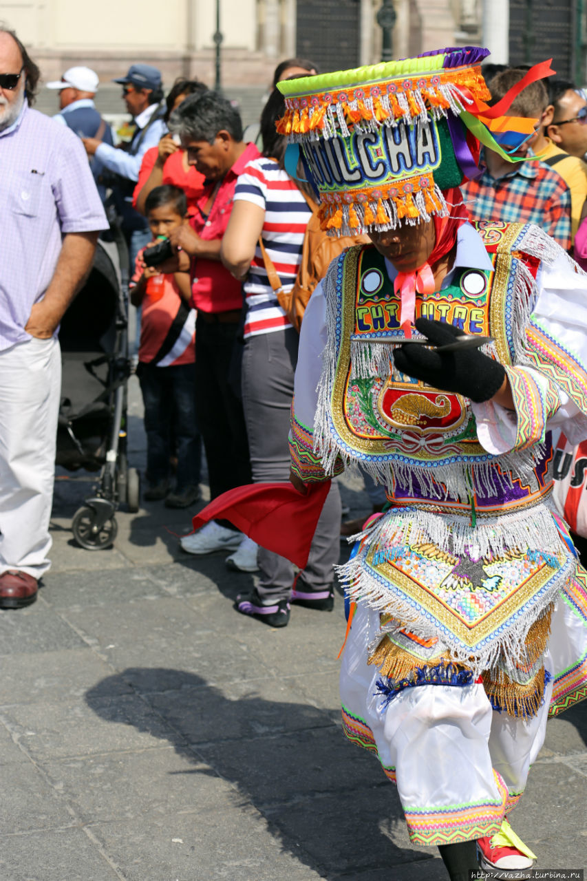 Люди возле кафедрального собора Лимы Лима, Перу Люди возле кафедрального собора Лимы Лима, Перу
