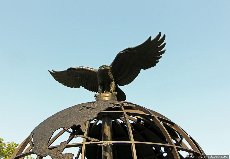 на вершине глобуса орел, очень напоминающий американский...