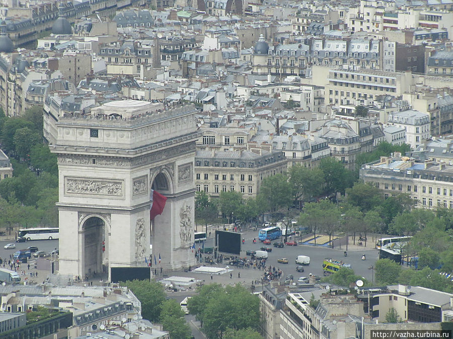 Триумфальная арка монумент в 8 округе Парижа на площади Шарля де Голя Париж, Франция