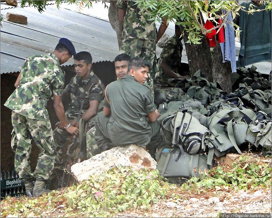 Вооруженные силы Шри-Ланки формируются на контрактной основе, то есть весь личный состав армии  это — добровольцы. И молодые парни стремятся попасть в армию, поскольку она обеспечивает их полностью, и не нужно думать, где и как заработать.