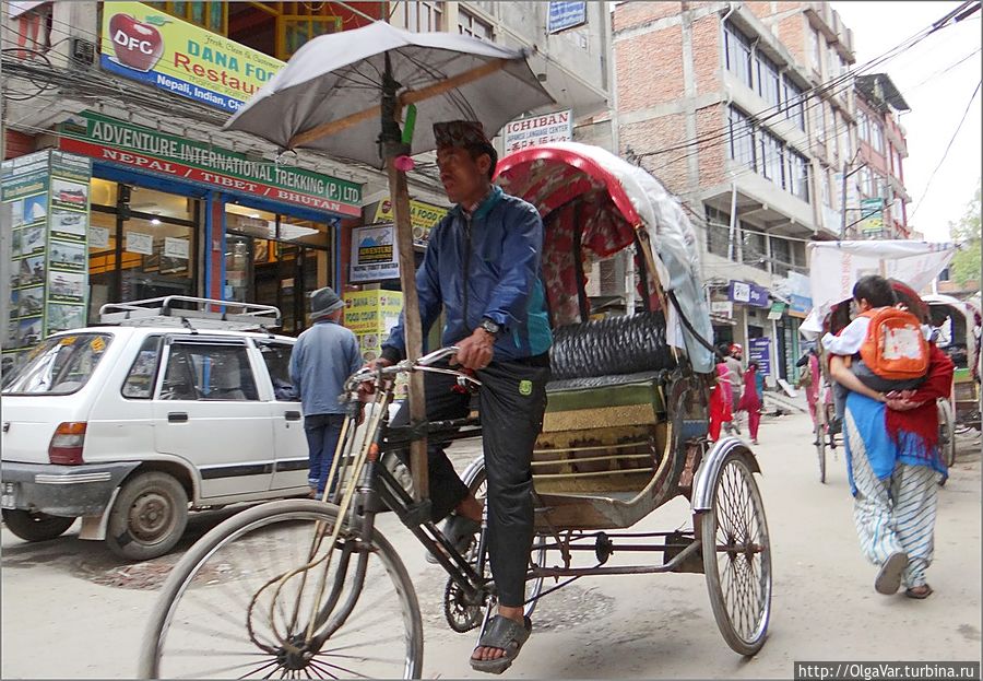 На улицах Катманду — не просто пристроить зонт на тук-тук, нужна смекалка Катманду, Непал