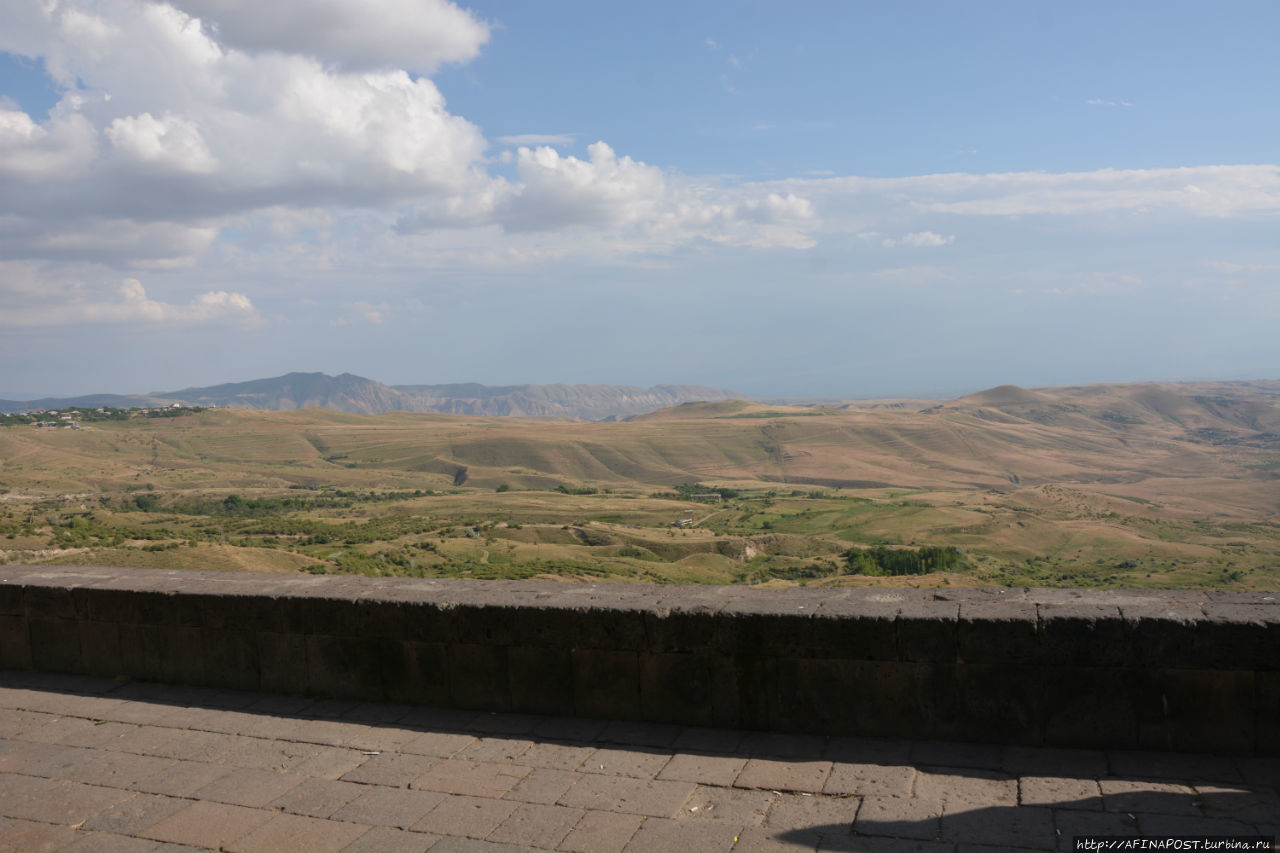 Арка Арарата — народный памятник поэту Егишу Чаренцу Гарни, Армения