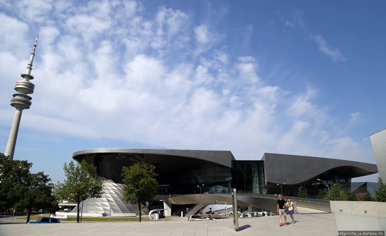 Выставочный центр BMW. Музей находится на против центра Мюнхен, Германия