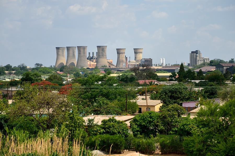 Градирни электростанции хорошо видно уже из поезда, когда он приближается к Булавайо Булавайо, Зимбабве
