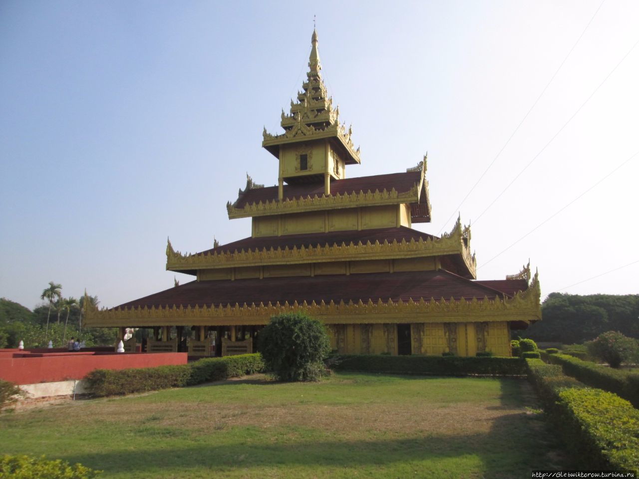 Прогулка по территории дворца-новодела Шуэбо, Мьянма