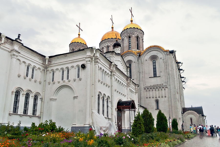 Потомки на этом не остановились и совместили колокольню с собором таким вот мощным коридором, врезав его в стены собора. Видимо, кому-то было холодно бегать до колокольни в мороз. Потомки на этом не остановились и совместили колокольню с собором таким вот мощным коридором, врезав его в стены собора. Видимо, кому-то было холодно бегать до колокольни в мороз.
