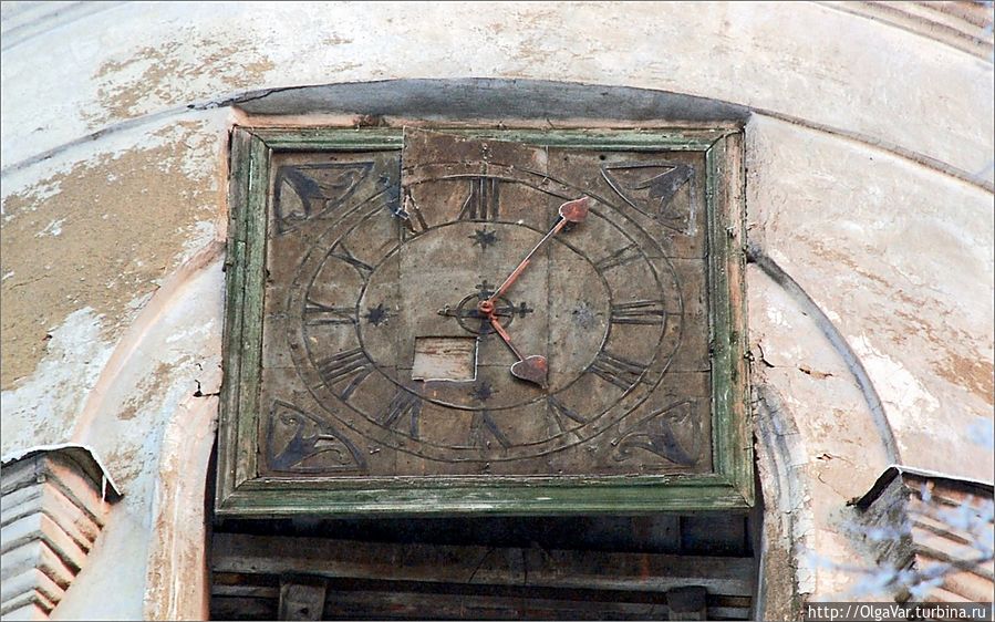 Отличительная особенность Свято-Никольского храма – чугунные часы-куранты, когда-то оповещавшие боем каждые пятнадцать минут Отличительная особенность Свято-Никольского храма – чугунные часы-куранты, когда-то оповещавшие боем каждые пятнадцать минут