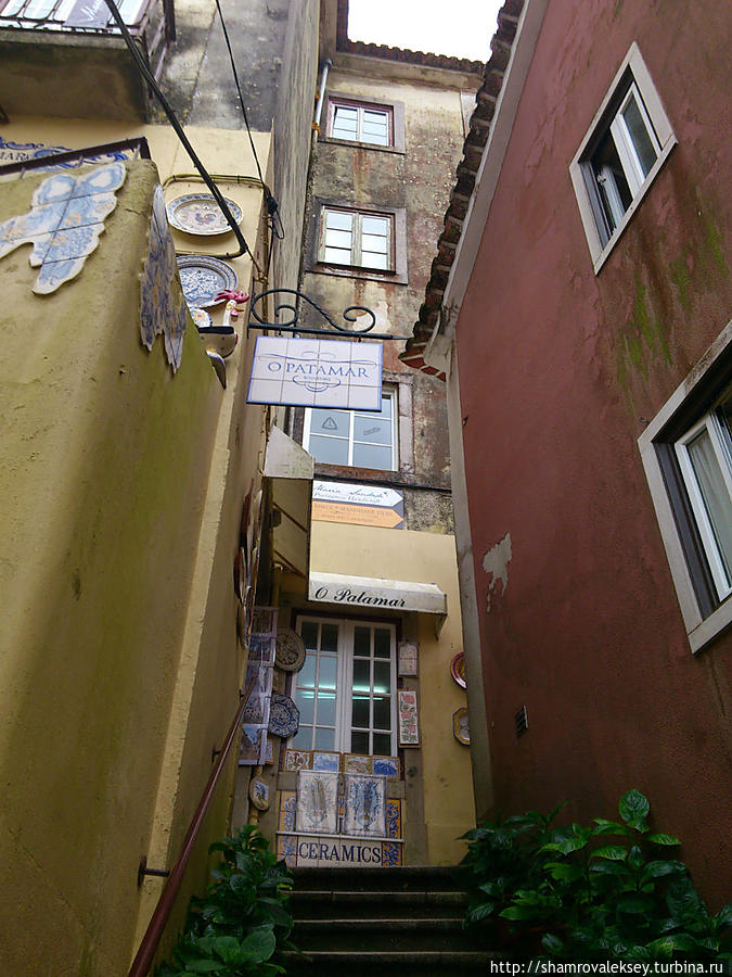 Синтра. Узкие улочки города с мавританской наследственностью Синтра, Португалия