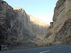 Отвесные стены каньона реки впечатляют