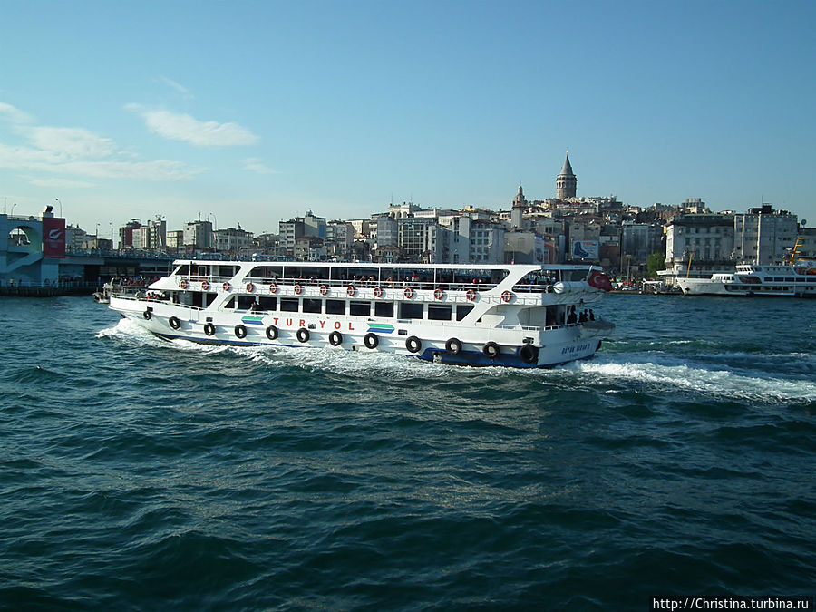 На таких водных трамвайчиках можно прокатиться по синим водам Босфора. Стамбул, Турция