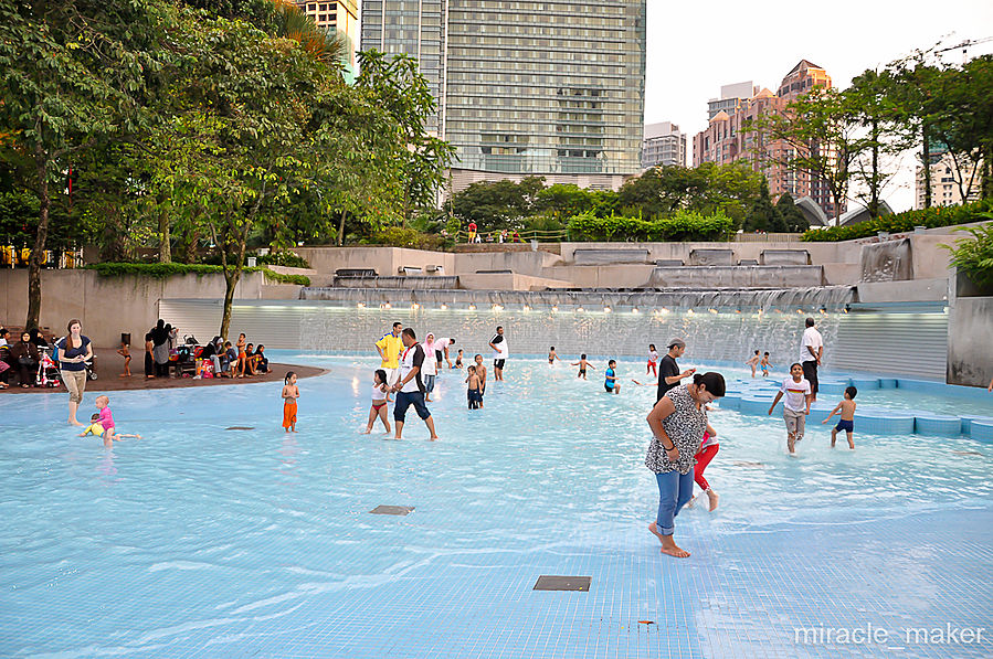 Но и взрослые не прочь освежиться, и поплескаться с детворой. Куала-Лумпур, Малайзия Но и взрослые не прочь освежиться, и поплескаться с детворой. Куала-Лумпур, Малайзия